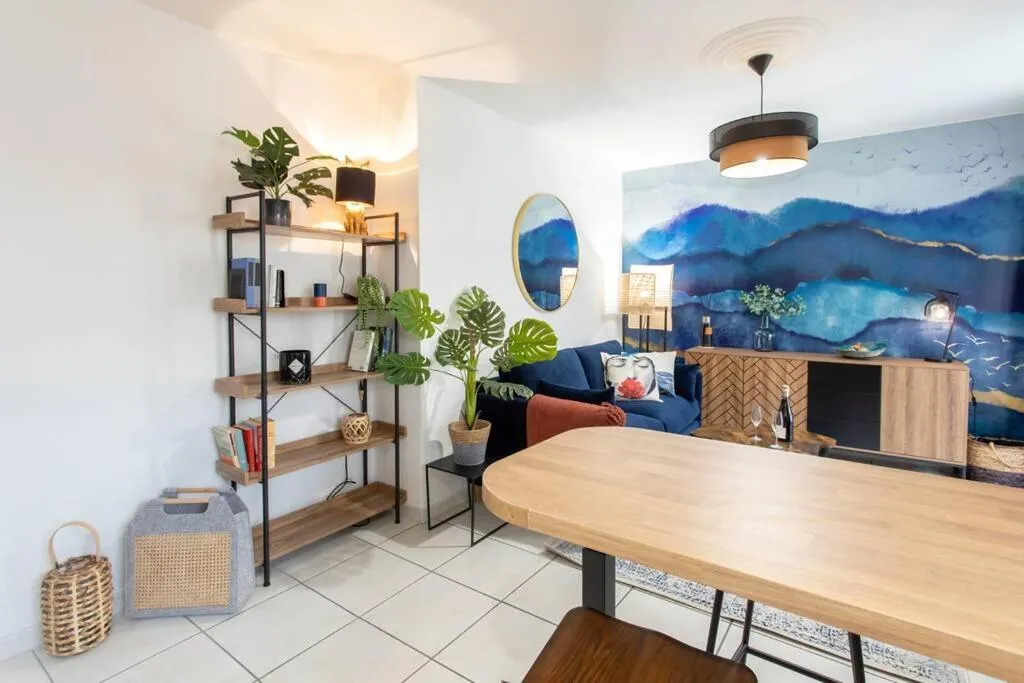 Image 3 of C16 – 2 BDR Rue Antibes 4 min Palais Festivals – AC & Terrace