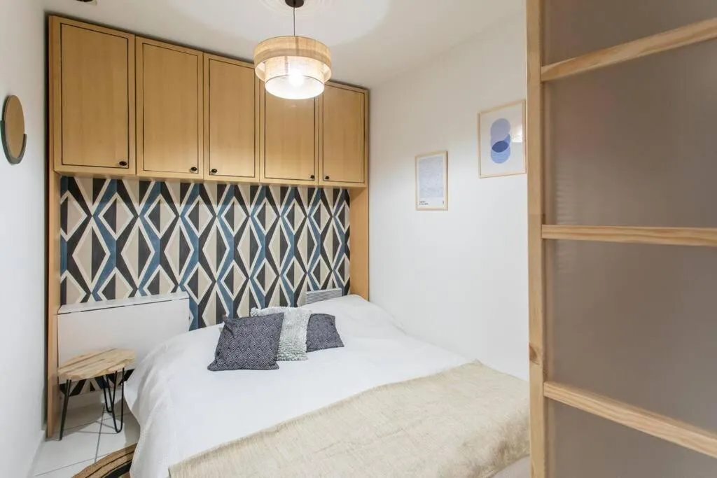 Image 6 of C16 – 2 BDR Rue Antibes 4 min Palais Festivals – AC & Terrace