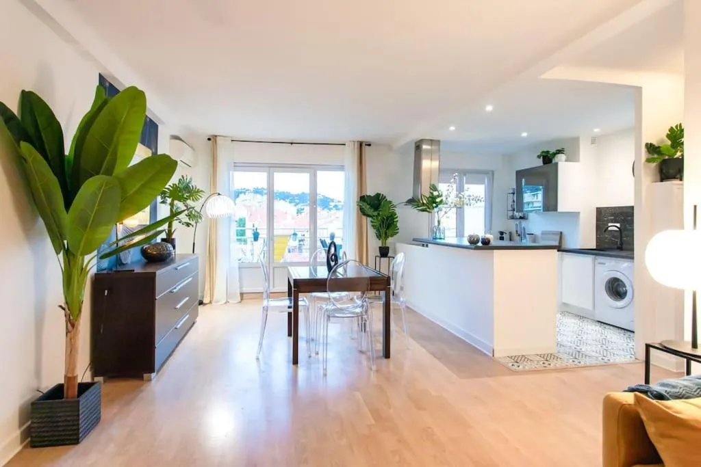 Image 3 of C5 – 2 BDR Blvd Carnot – 10 min Palais – AC & Terrace Sea View