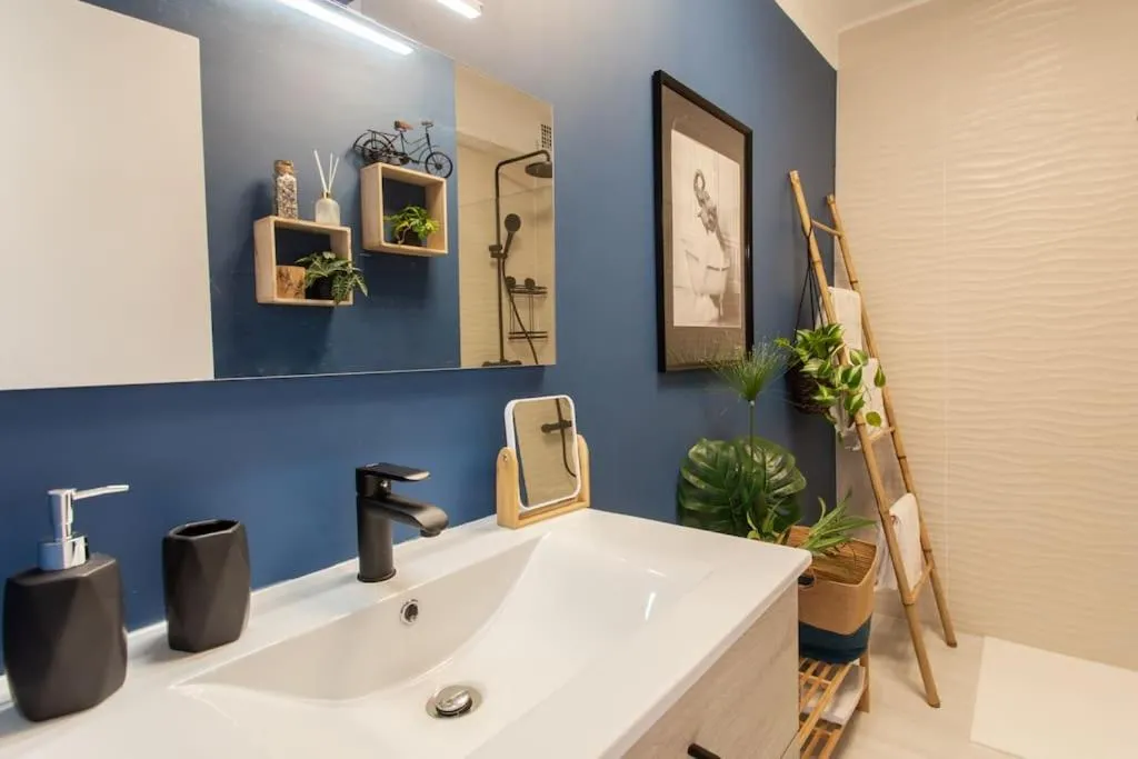 Image 6 of C5 – 2 BDR Blvd Carnot – 10 min Palais – AC & Terrace Sea View