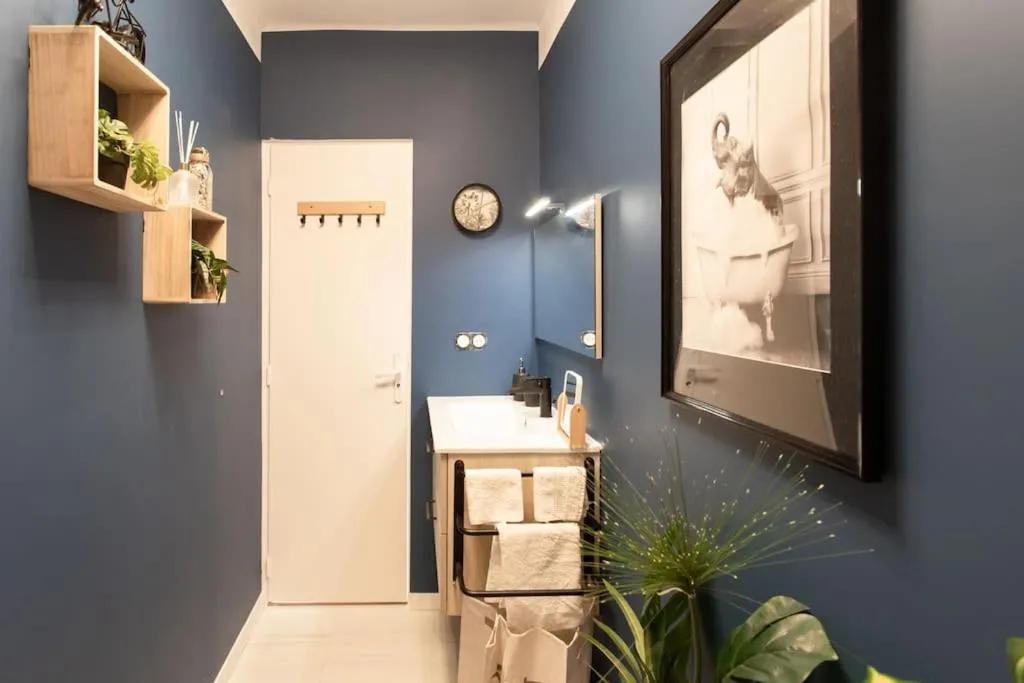 Image 2 of C5 – 2 BDR Blvd Carnot – 10 min Palais – AC & Terrace Sea View