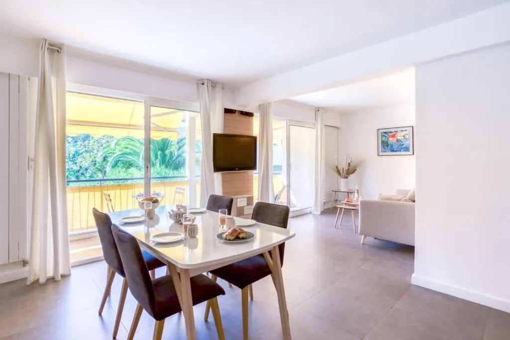 Image 3 of C9 – 2 BDR 10 min Palais Festivals & Sea – AC, Parking & Balcony