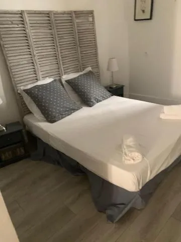 Image 1 of CANNES FESTIVALS b