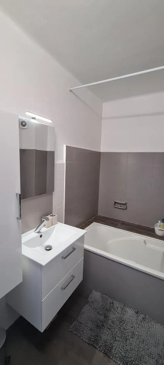 Image 2 of CENTRE, 3P/TERRASSE , 300 m PLAGES.