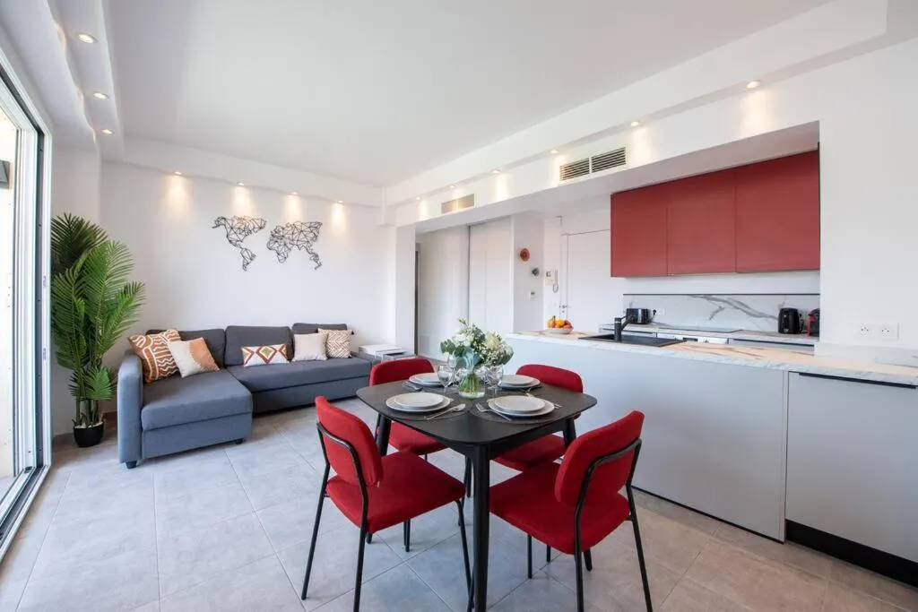 Image 2 of CROISETTE BEACH – Modern 2 Bdrs Best Location!