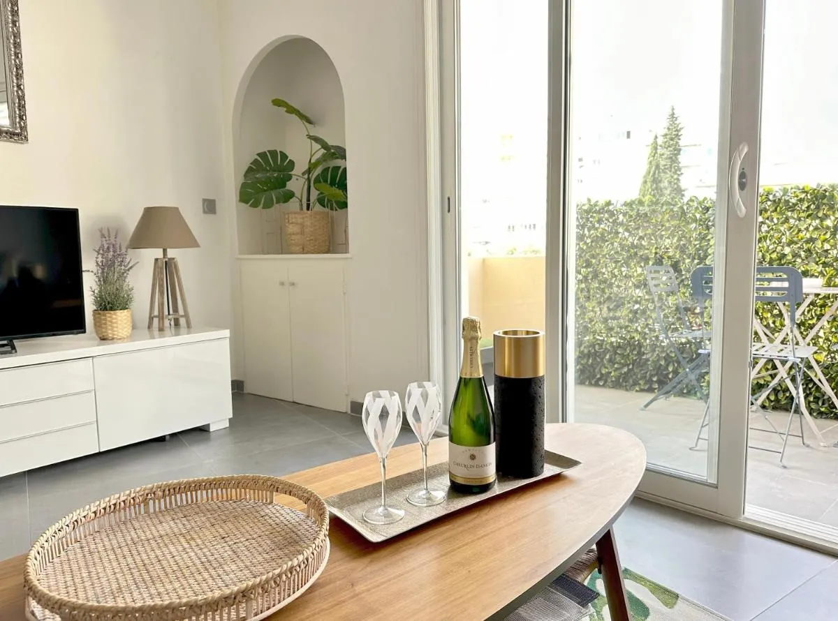 Image 4 of Cannes CROISETTE – plages – palais – bord de mer – Appartement moderne et lumineux avec balcon