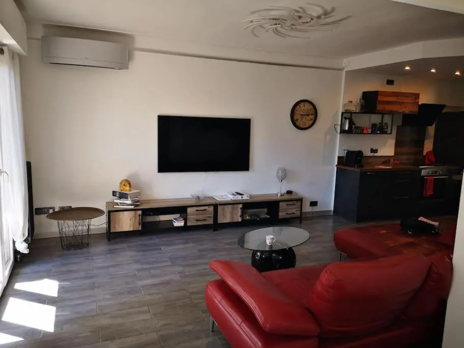 Image 4 of Cannes Cosy Oasis