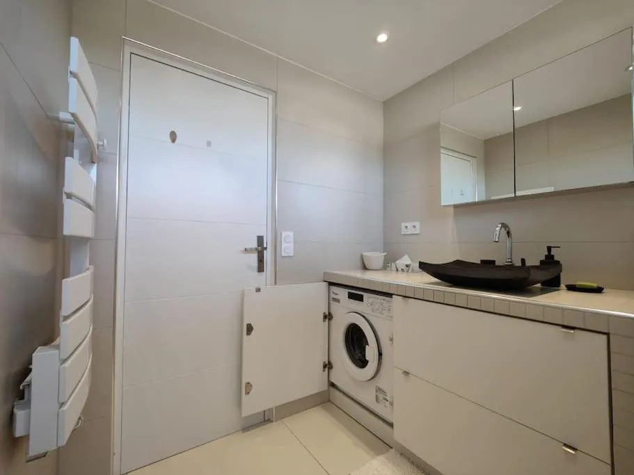 Image 2 of Cannes Vue mer T2 61m²+ parking