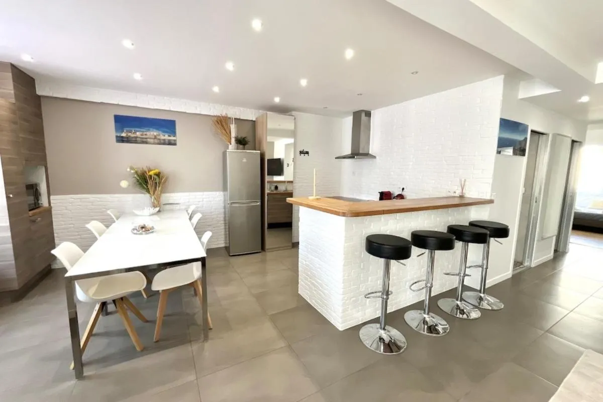 Image 2 of Cannes center perfect 3 bedroom