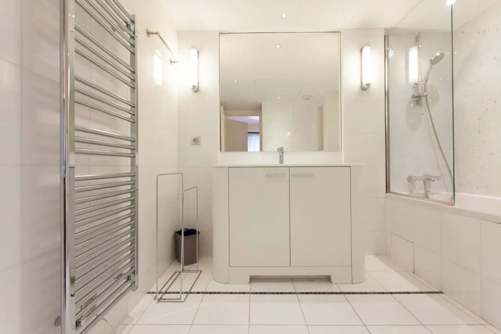 Image 2 of Carlton Riviera Apartment