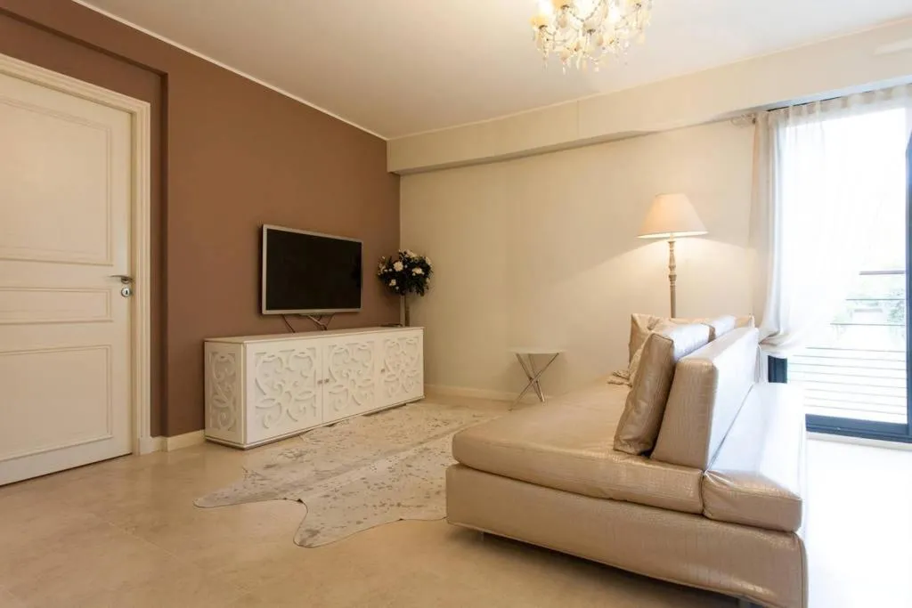 Image 4 of Carlton Riviera Apartment