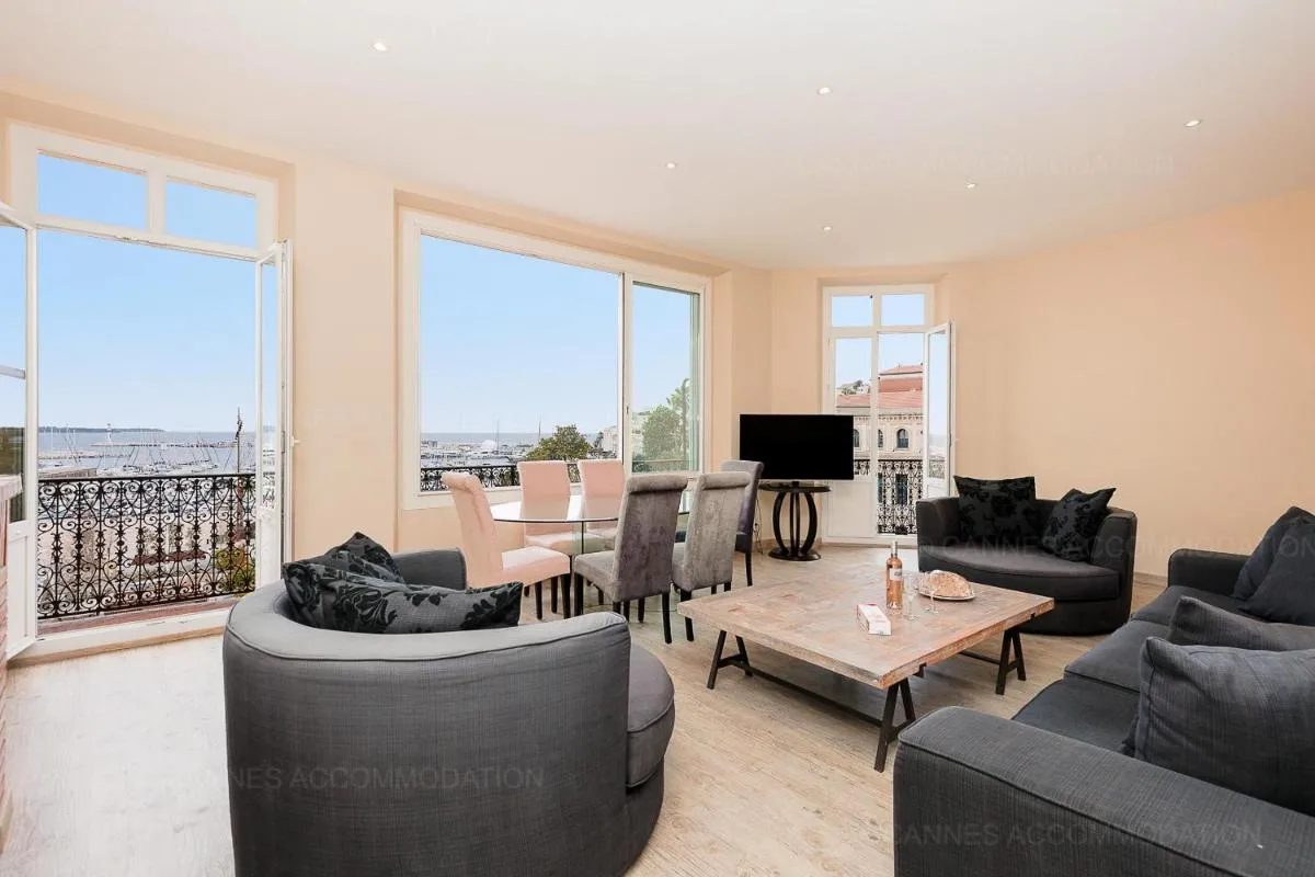 Image 4 of Carrousel 4