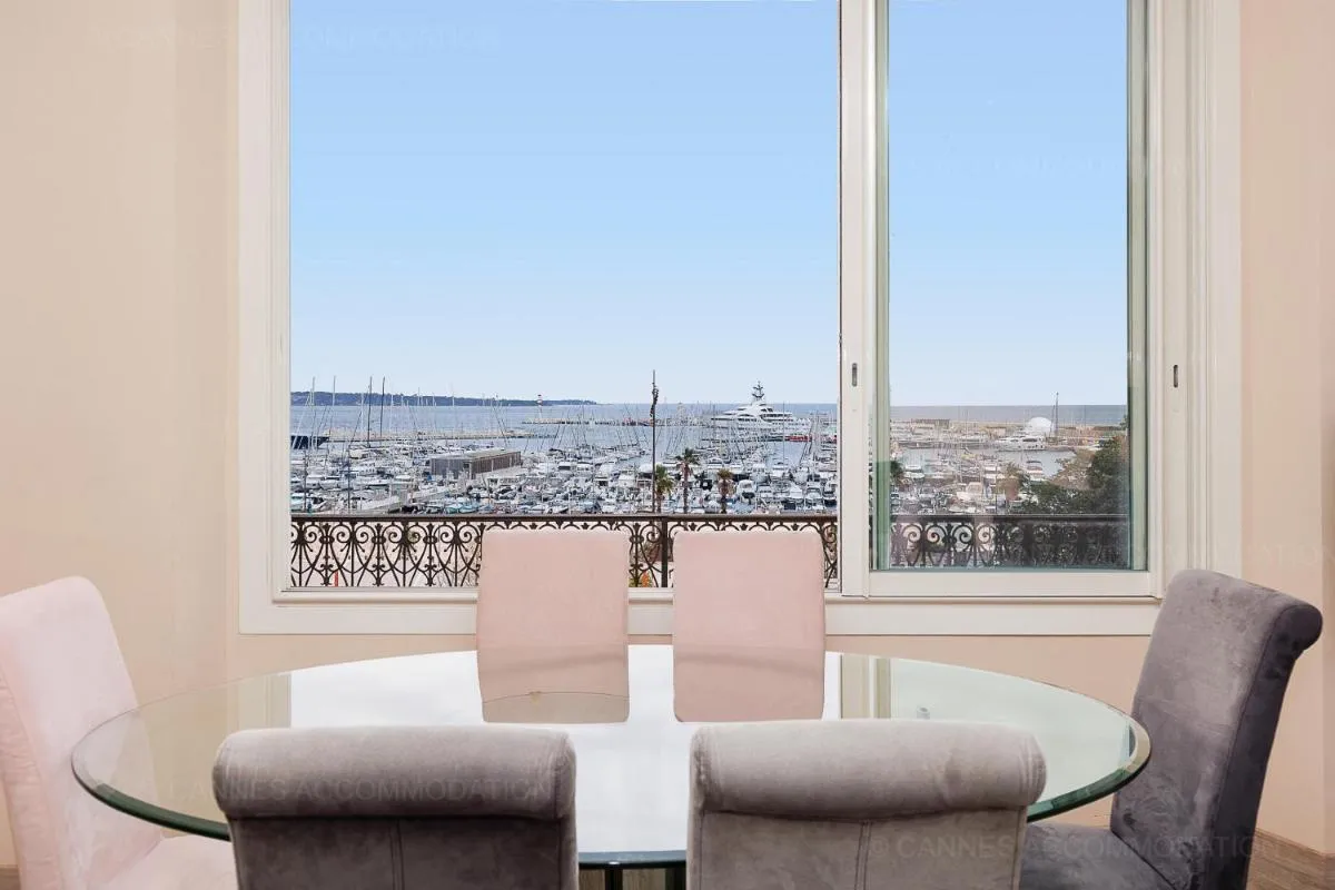 Image 3 of Carrousel 4