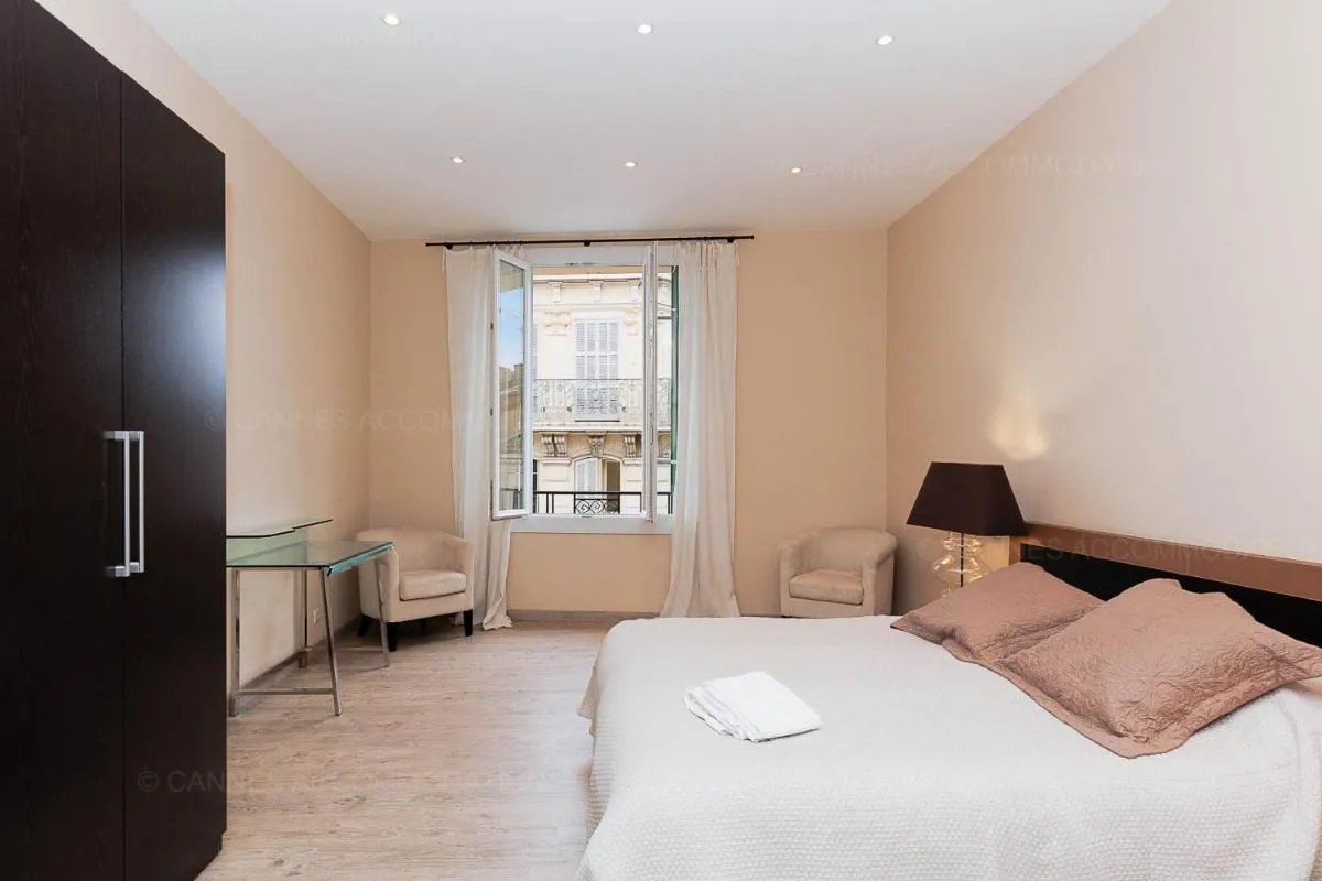 Image 1 of Carrousel 4