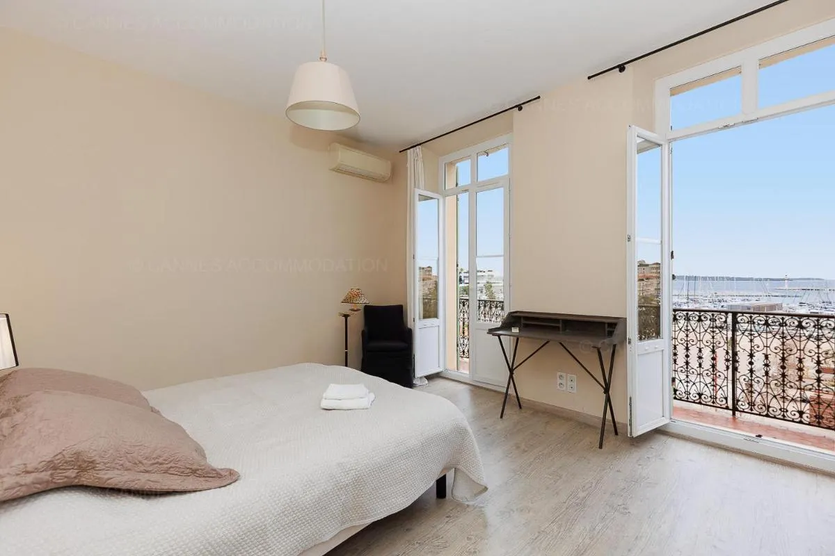 Image 6 of Carrousel 4