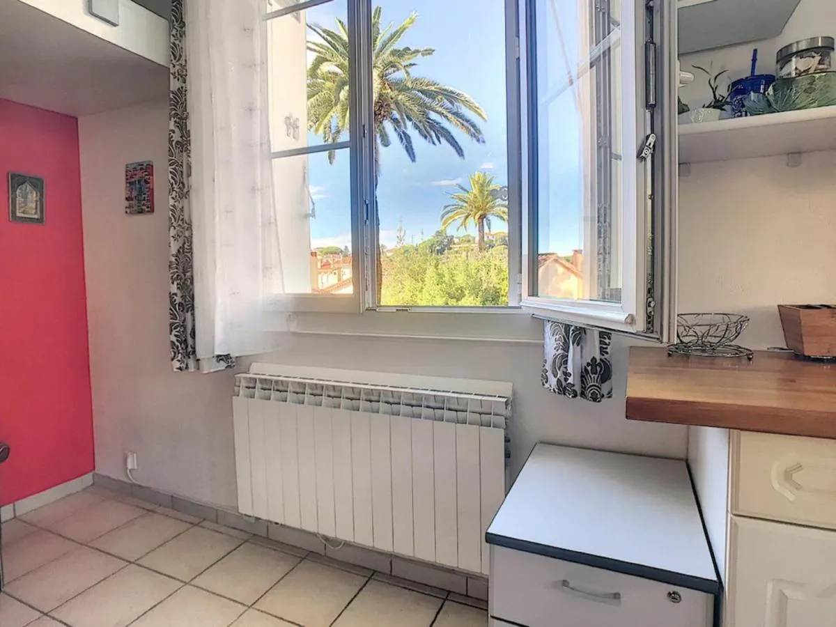 Image 3 of Charmant appartement dans villa avec parc