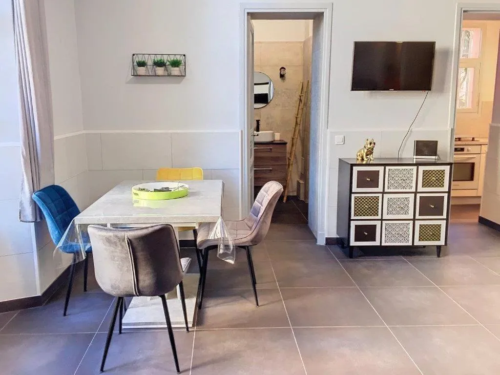 Image 1 of Charmant studio