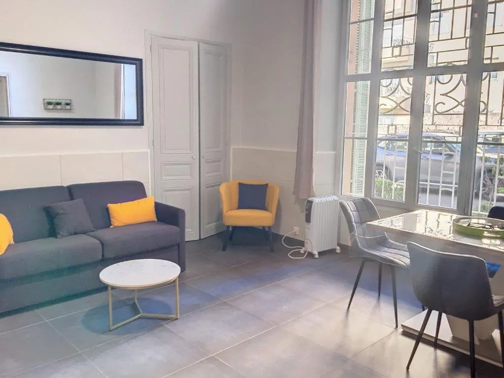 Image 2 of Charmant studio