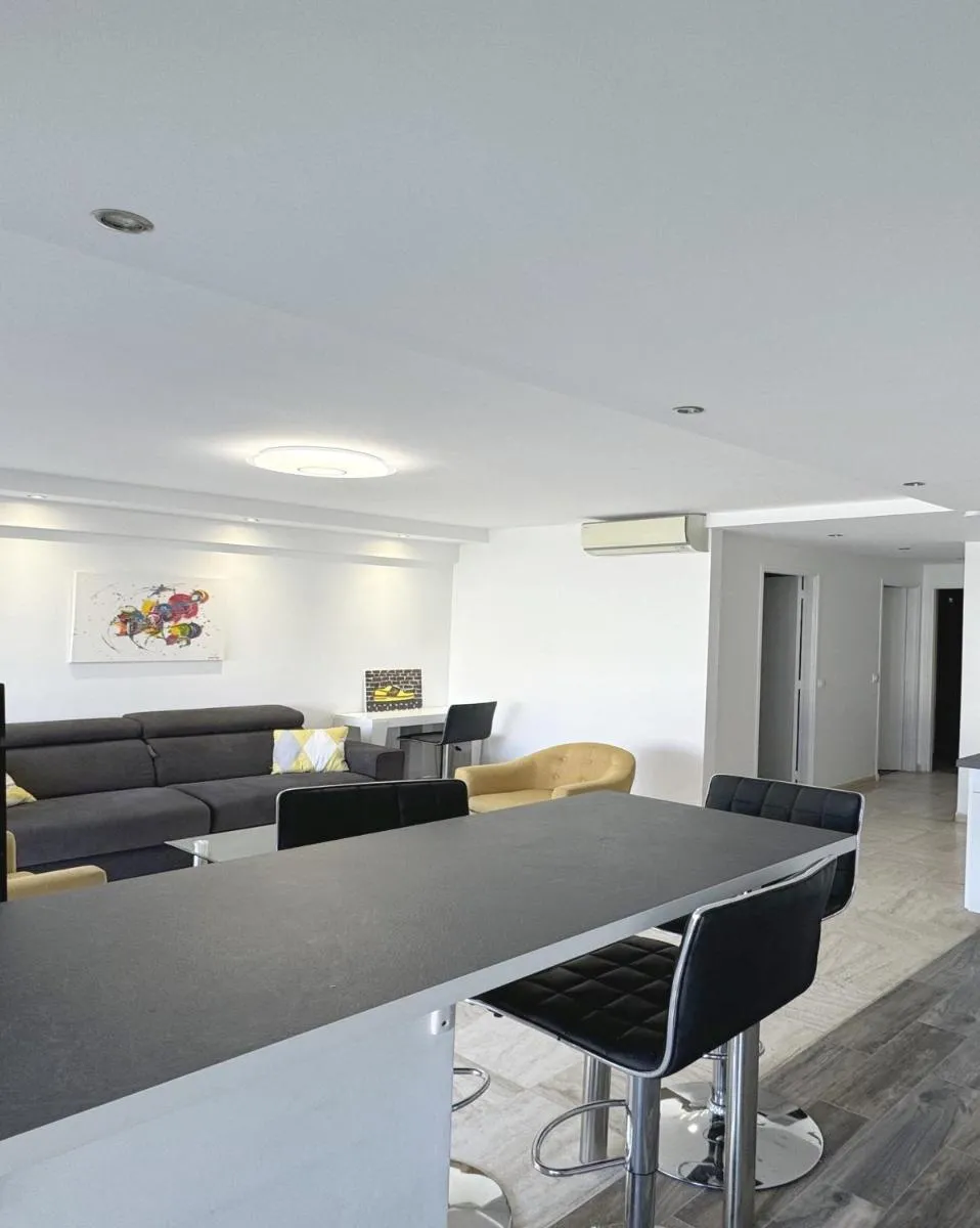 Image 6 of Charming 2 room , 52 m2, very spacious, bright and near sea Martinez hotel