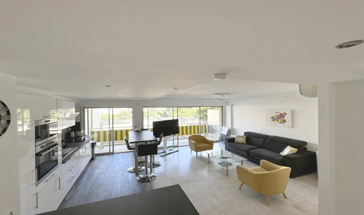 Image 4 of Charming 2 room , 52 m2, very spacious, bright and near sea Martinez hotel