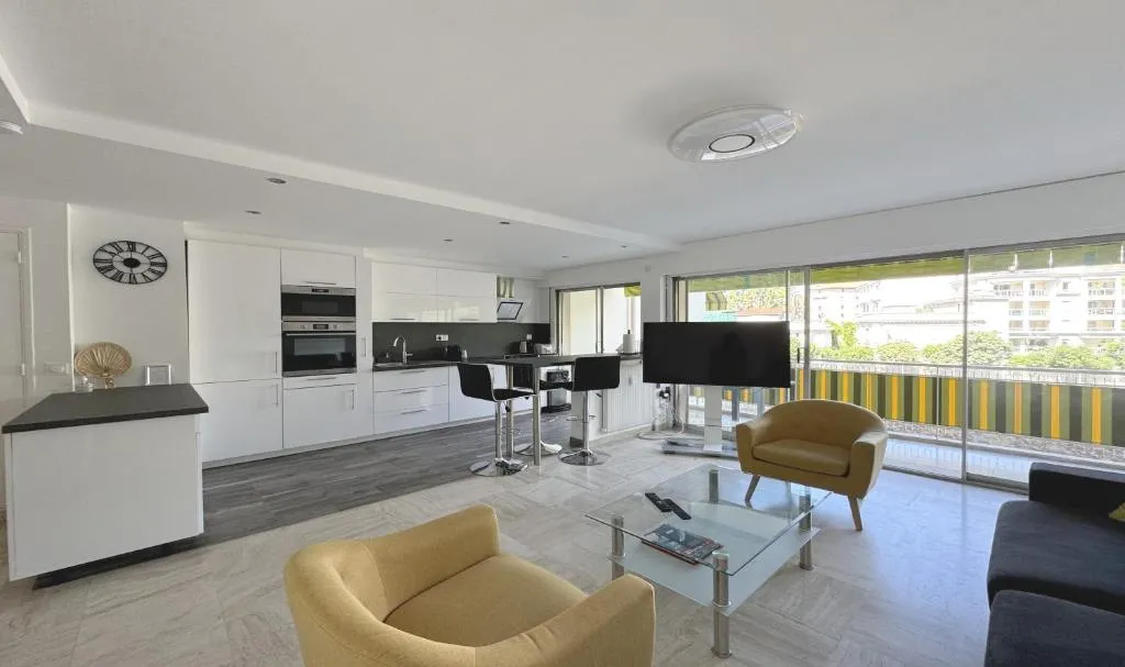 Image of Charming 2 room , 52 m2, very spacious, bright and near sea Martinez hotel