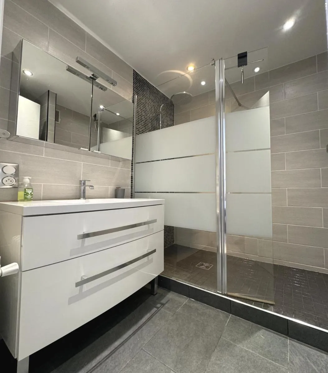 Image 2 of Charming 2 room , 52 m2, very spacious, bright and near sea Martinez hotel