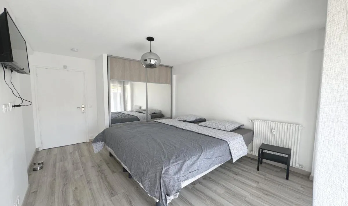 Image 1 of Charming 2 room , 52 m2, very spacious, bright and near sea Martinez hotel