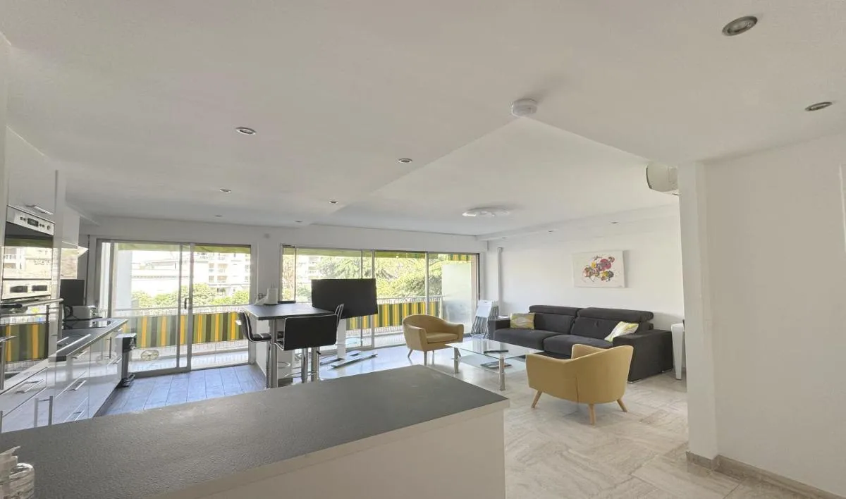 Image 3 of Charming 2 room , 52 m2, very spacious, bright and near sea Martinez hotel