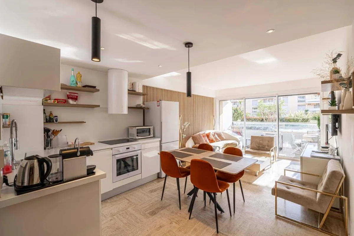 Image 3 of Charming apartment on Boulevard Alexandre III