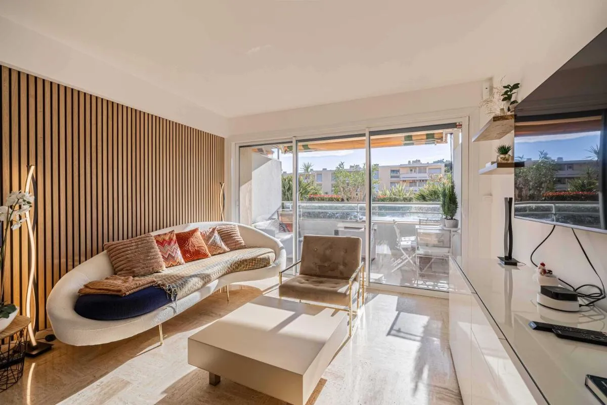 Image 1 of Charming apartment on Boulevard Alexandre III