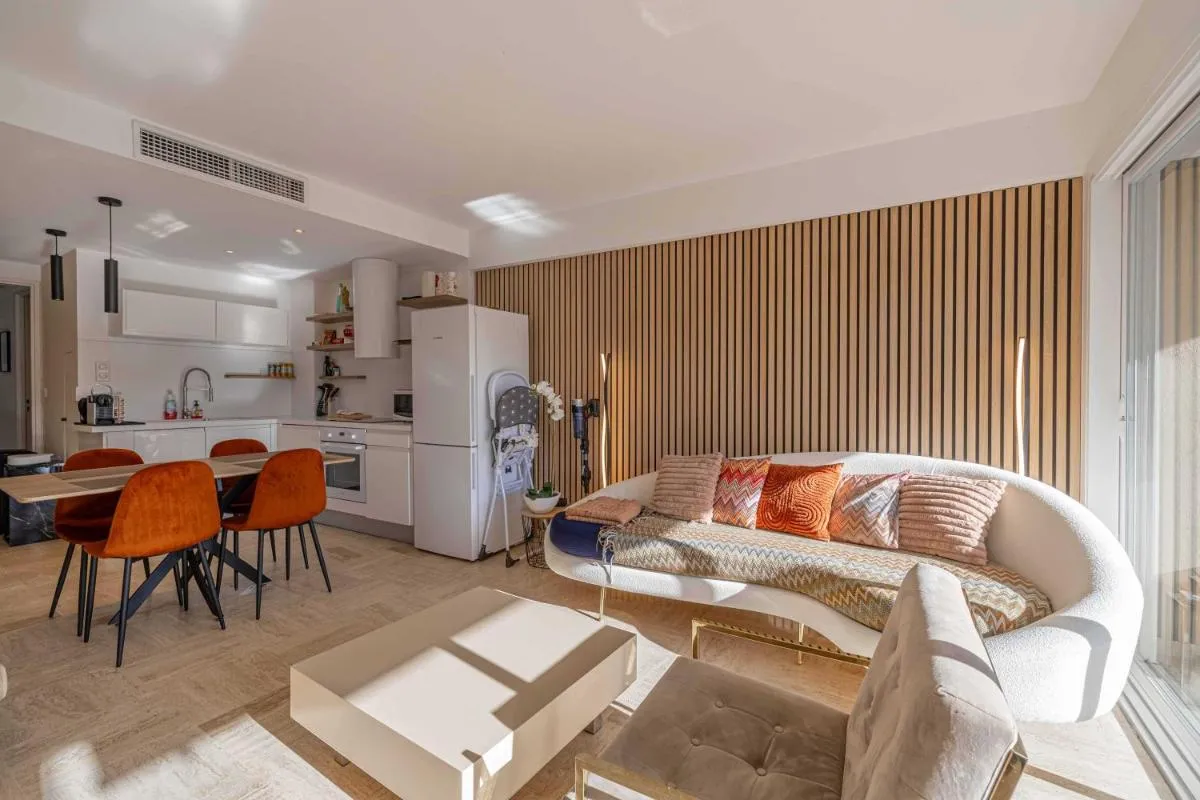 Image 2 of Charming apartment on Boulevard Alexandre III