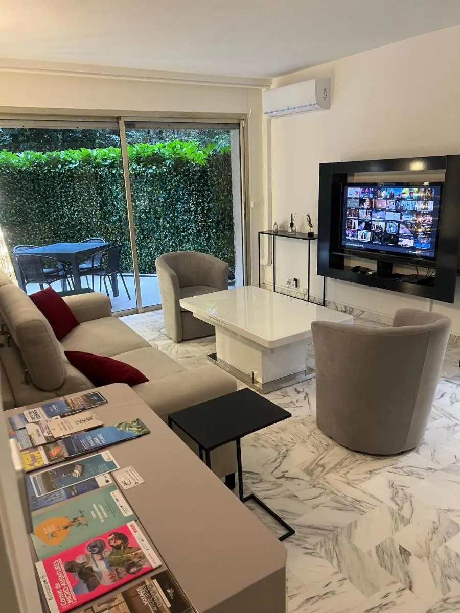 Image 3 of Chic 47m2, 2 rooms, ground floor, nice patio, 280m beach Croisette