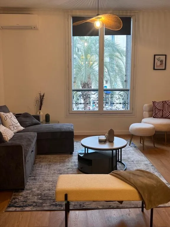 Image of Choose to be central !