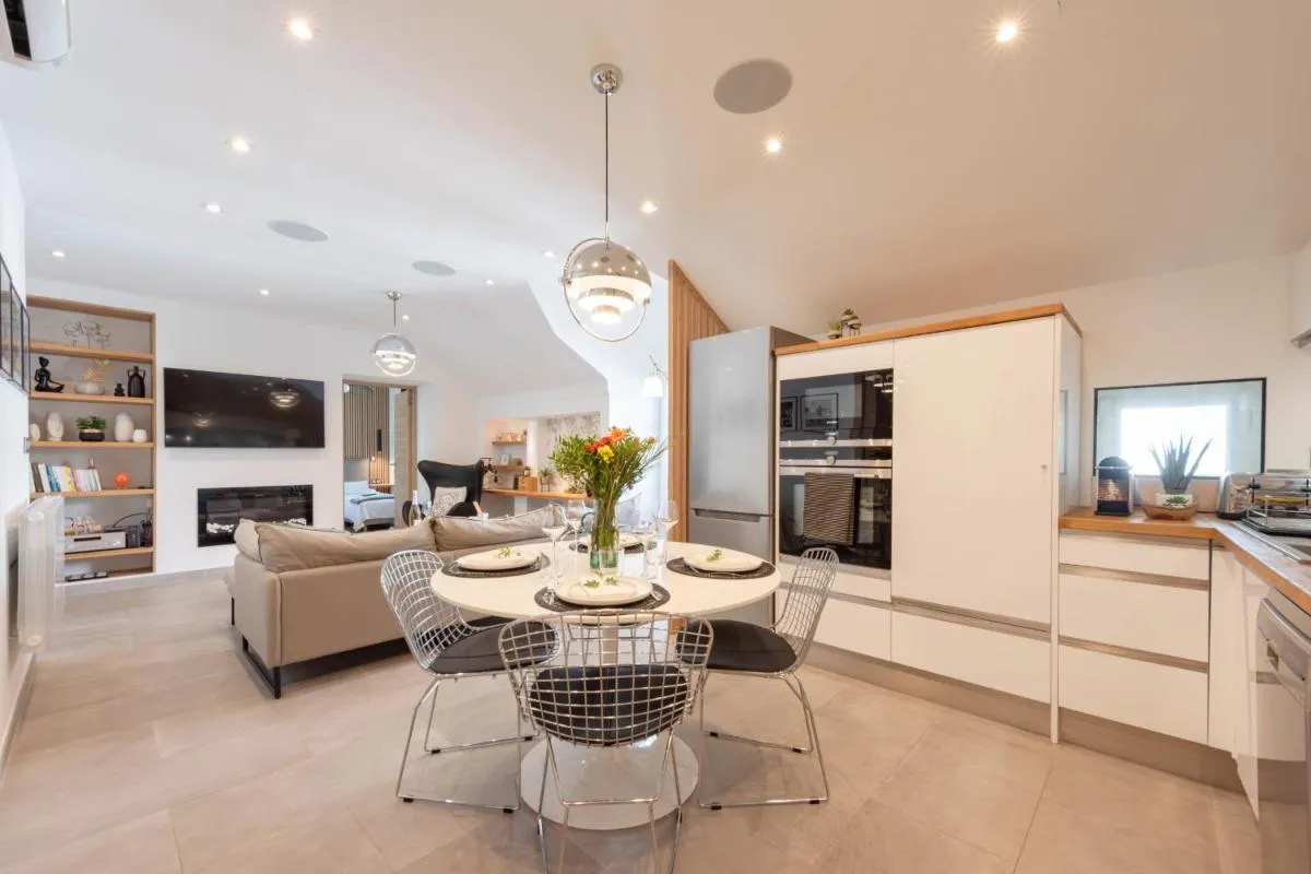 Image 1 of Cozy 2-Br Apartment 1 min from the Beaches