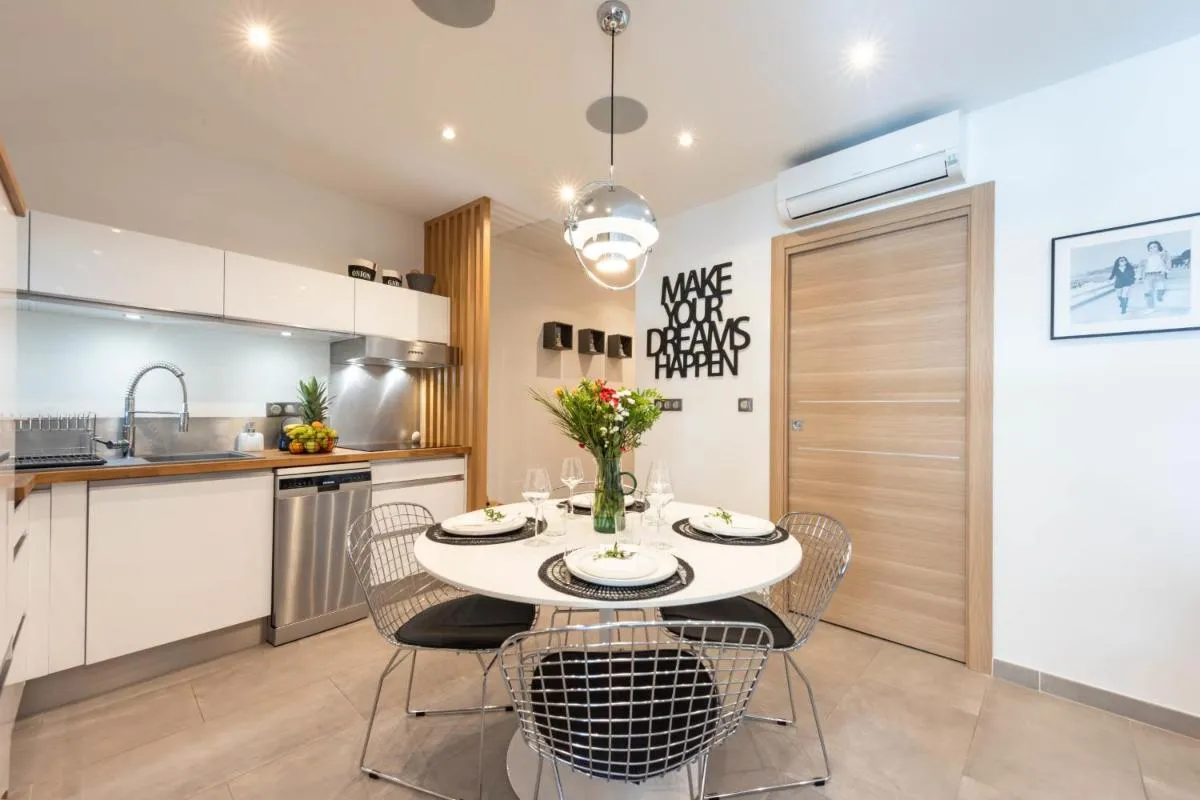 Image 6 of Cozy 2-Br Apartment 1 min from the Beaches