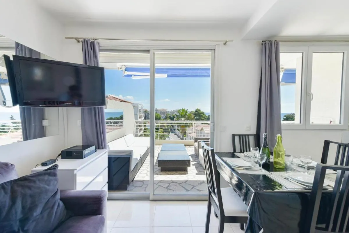 Image 1 of Cozy top-floor 2-Br apartment terrace and sea view