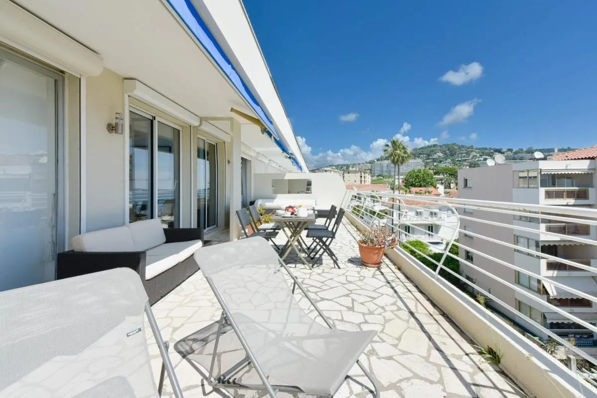 Image 3 of Cozy top-floor 2-Br apartment terrace and sea view
