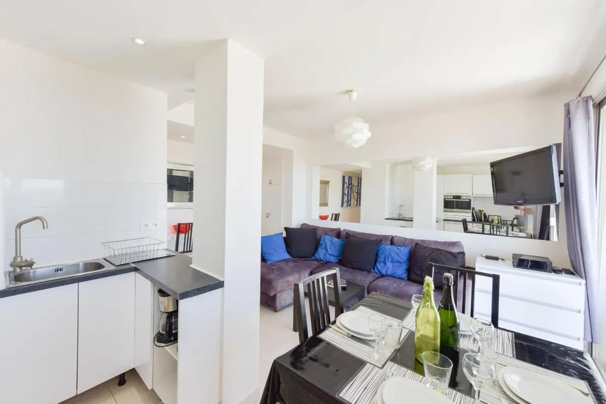 Image 4 of Cozy top-floor 2-Br apartment terrace and sea view