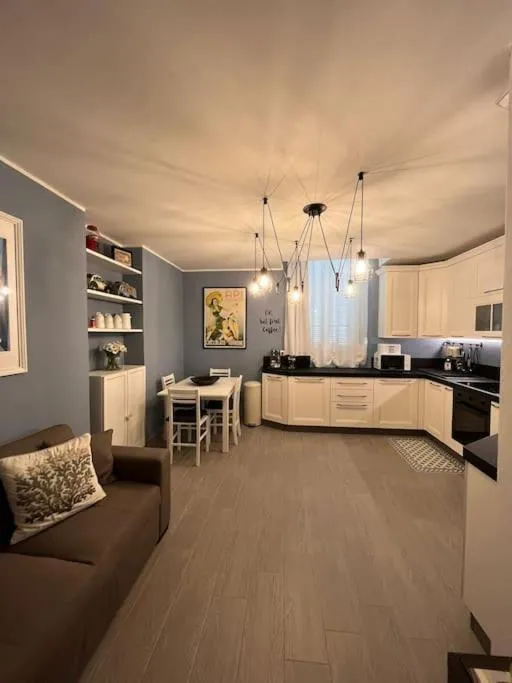 Image of Deux pas du Palais du Festival