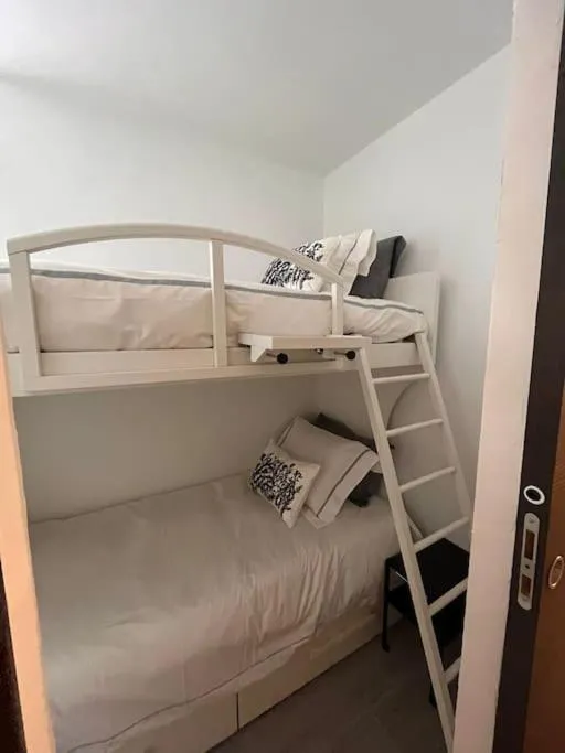 Image 1 of Deux pas du Palais du Festival