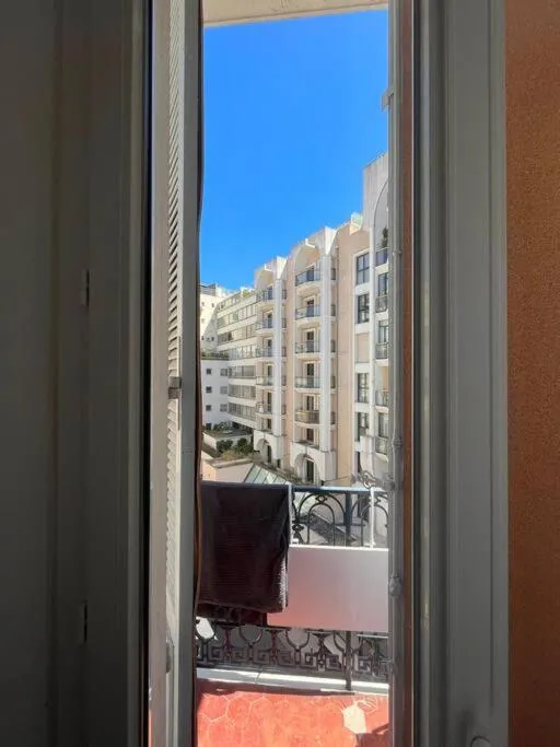 Image 4 of Deux pas du Palais du Festival