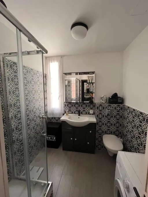 Image 2 of Deux pas du Palais du Festival