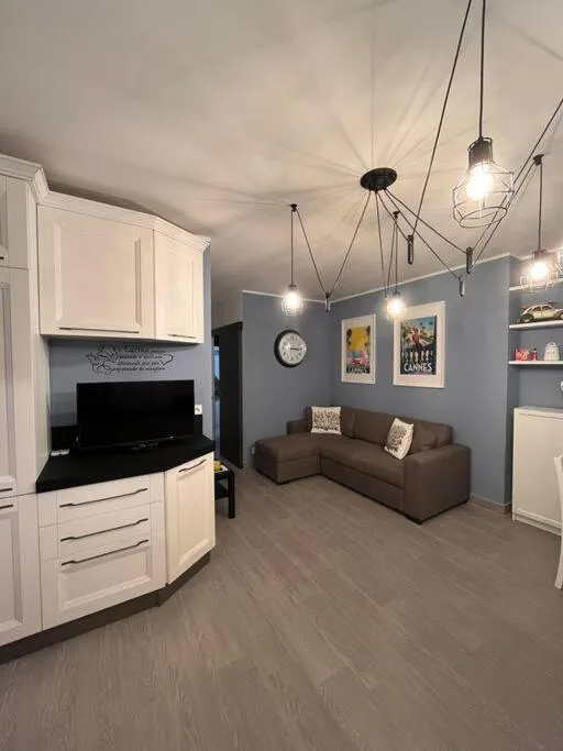 Image 3 of Deux pas du Palais du Festival