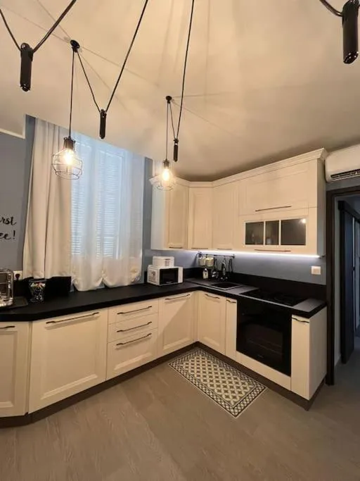 Image 6 of Deux pas du Palais du Festival