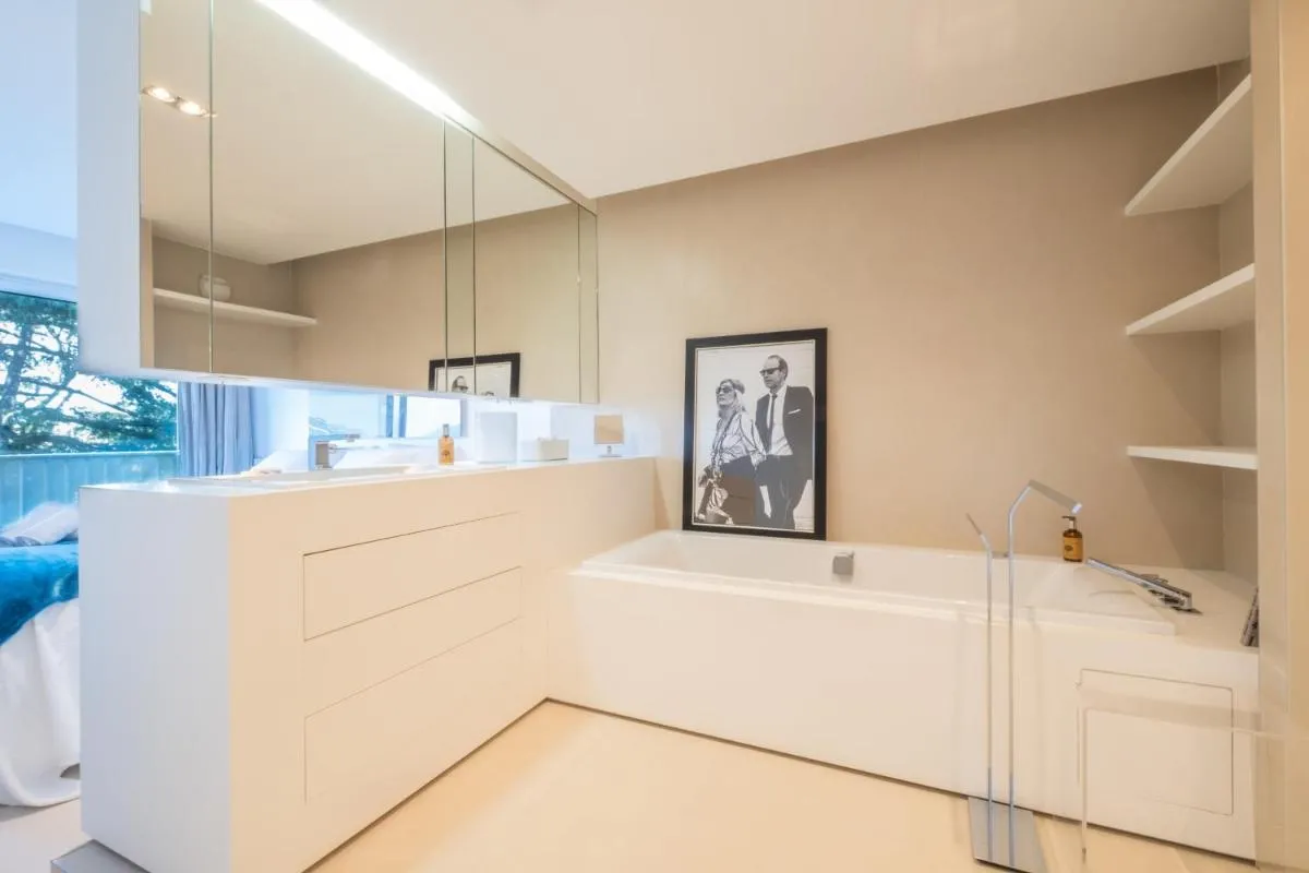 Image 4 of Elegant 3-Room Apartment with Terrace Pool & Island Views