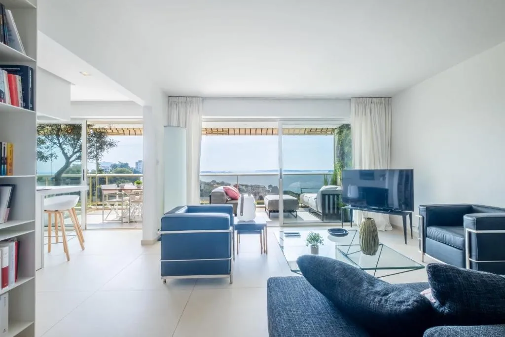 Image of Elegant 3-Room Apartment with Terrace Pool & Island Views