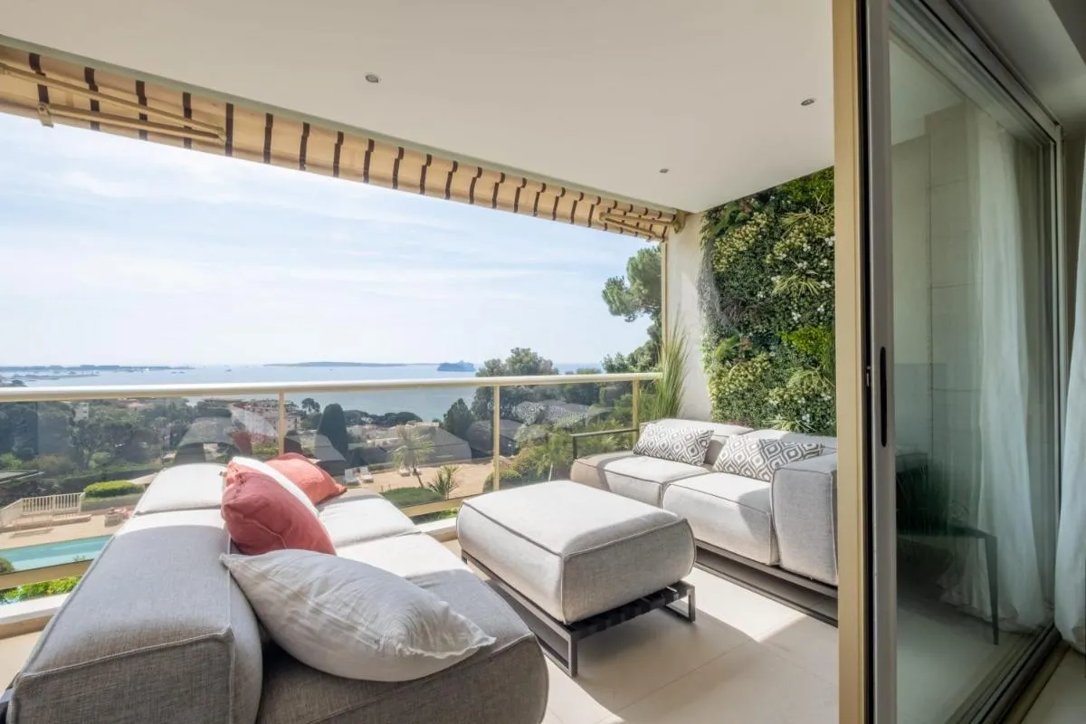 Image 3 of Elegant 3-Room Apartment with Terrace Pool & Island Views