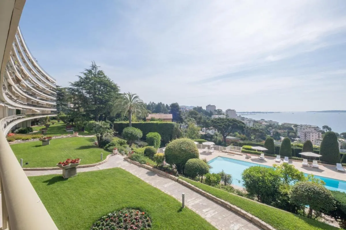 Image 5 of Elegant 3-Room Apartment with Terrace Pool & Island Views