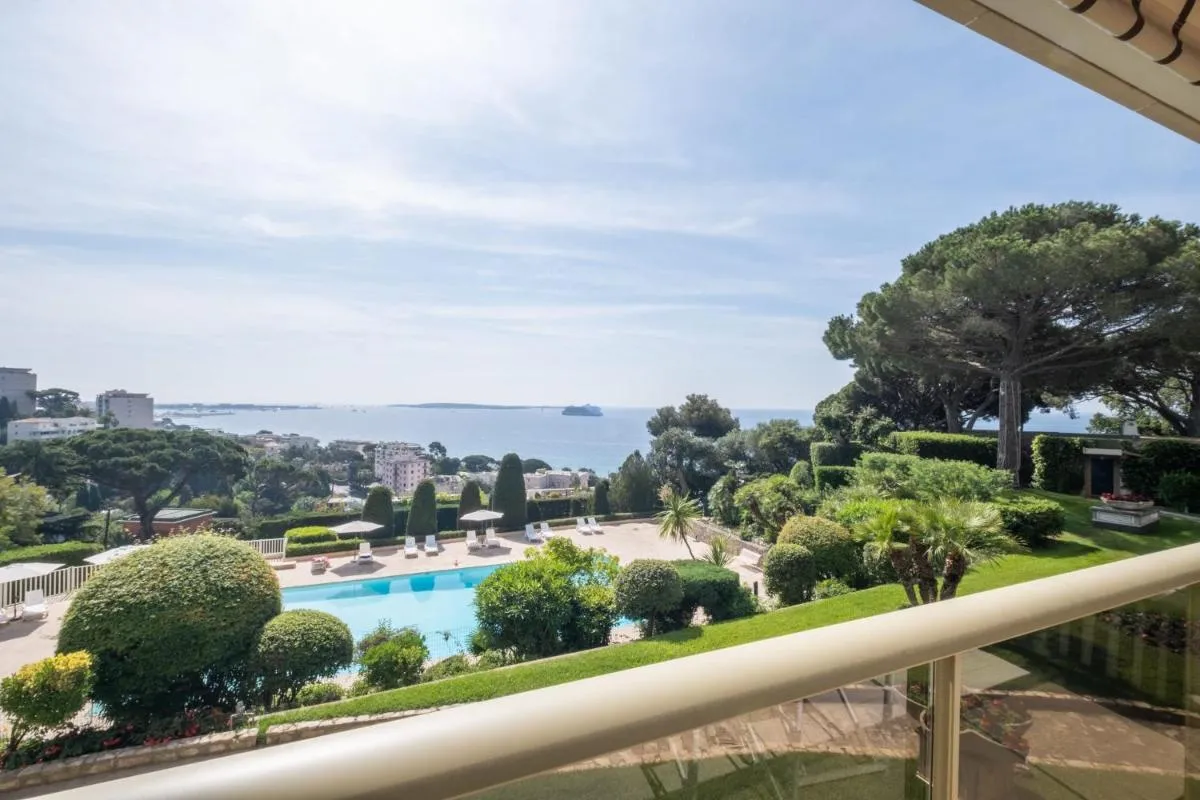 Image 1 of Elegant 3-Room Apartment with Terrace Pool & Island Views