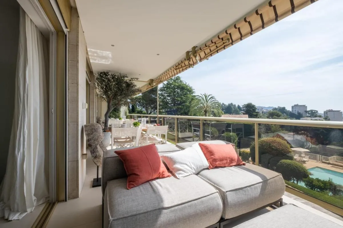 Image 6 of Elegant 3-Room Apartment with Terrace Pool & Island Views